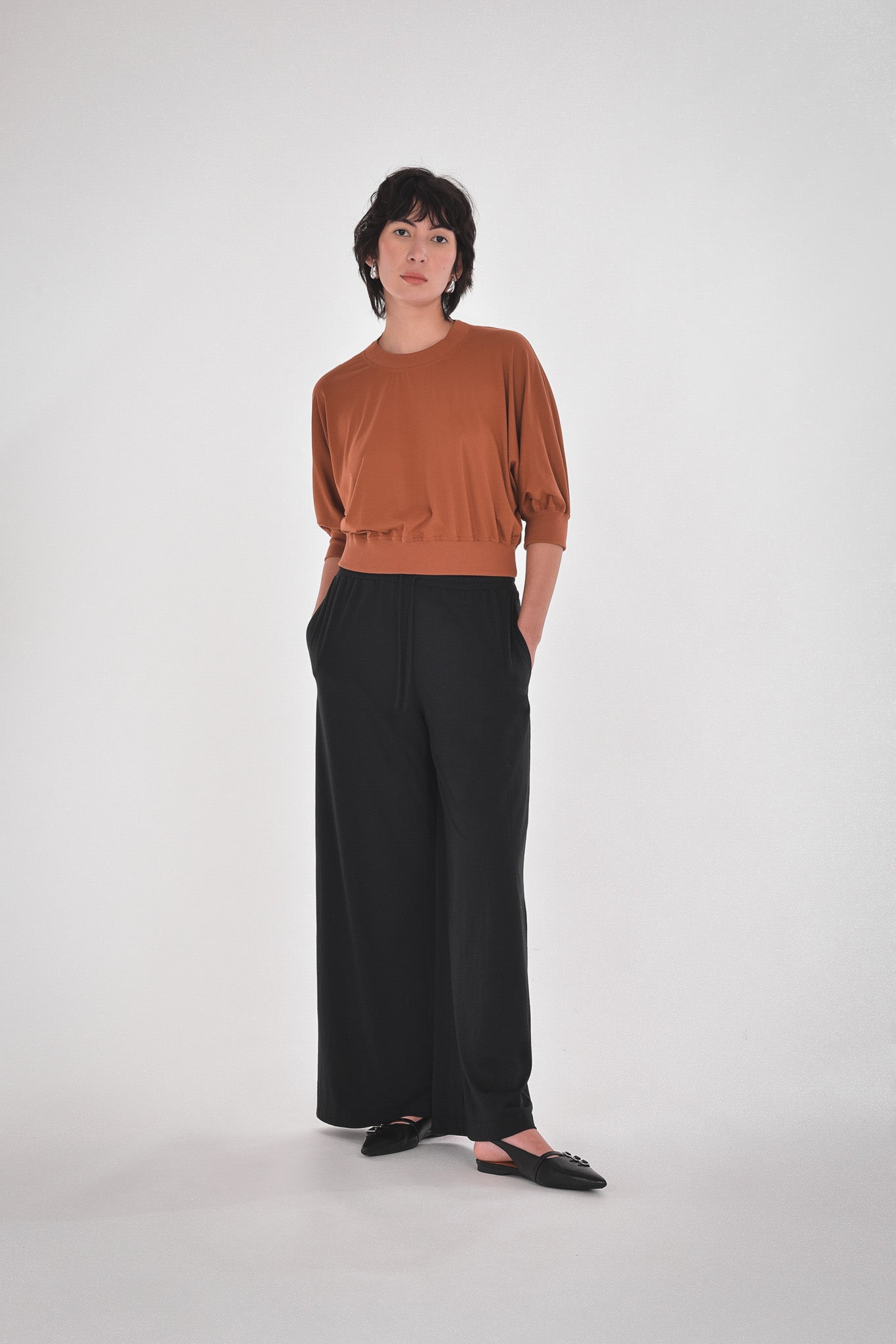 Estelle Tee, Nutshell