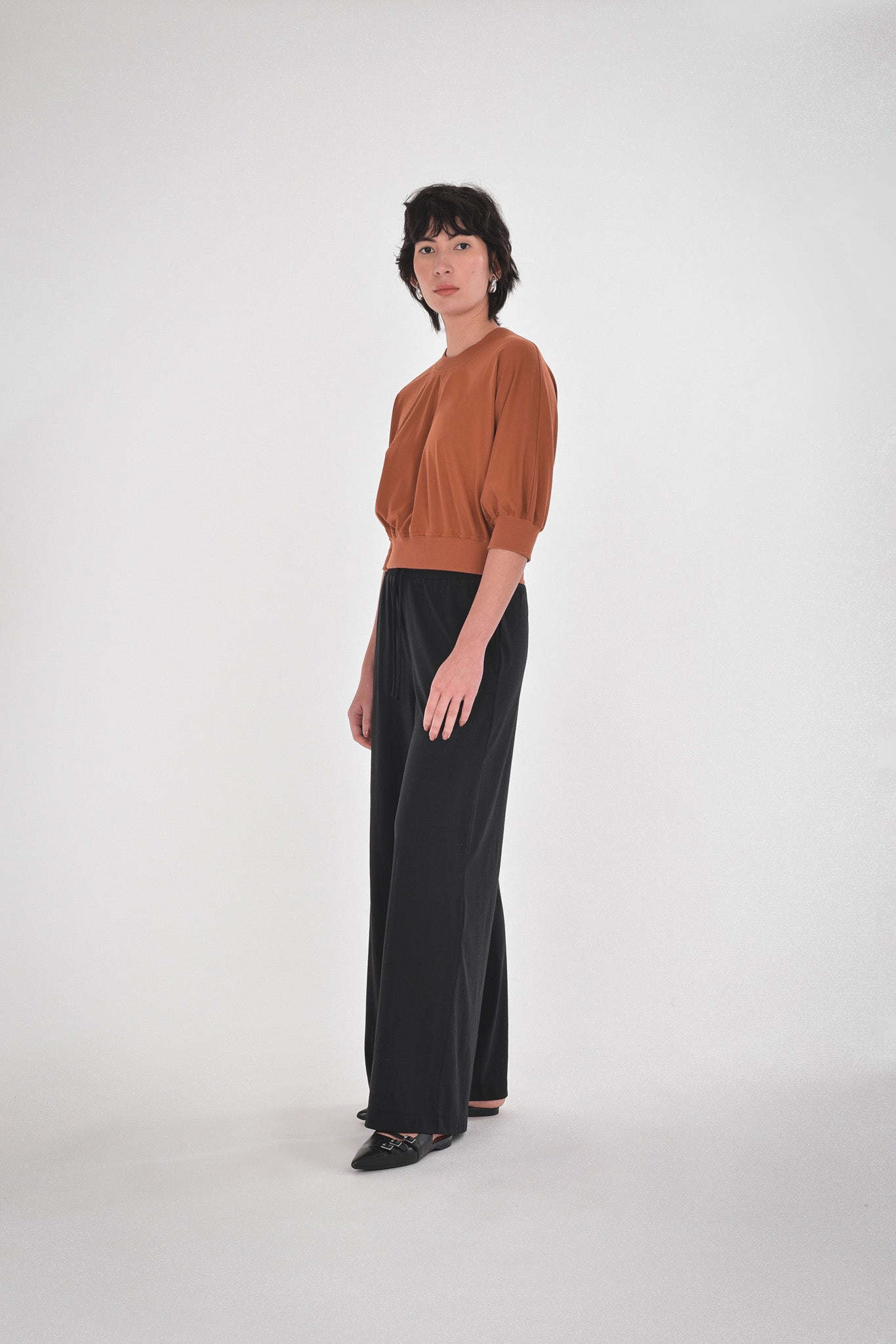 Estelle Tee, Nutshell